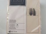 deux fourchettes et deux serviettes sur la table