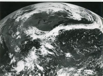 photographie en noir et blanc de la Terre vue de l'espace, montrant l'Europe et les États-Unis