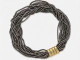gros plan d'un collier sur fond blanc