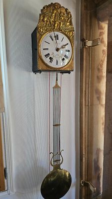 une horloge accrochée au mur de la pièce