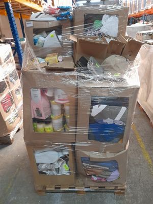 un carton rempli de boîtes et d'autres objets dans un entrepôt