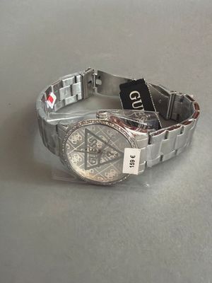 une montre posée sur une table