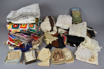 Lot de TEXTILES et LINGES dont draps, vêtements d'enfant, co… - Photo 1