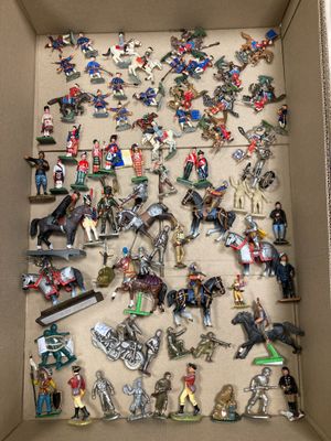 une boîte remplie de figurines qui se trouvent dans une boîte