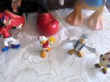 beaucoup de figurines de jouets posées sur une table