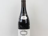 une bouteille de vin posée sur une table