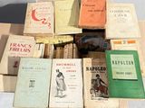 un grand nombre de livres posés sur une table