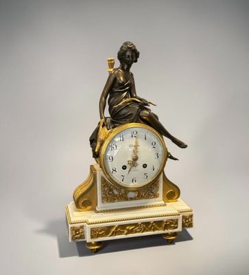 Pendule en bronze patiné et doré et marbre blanc représentan…