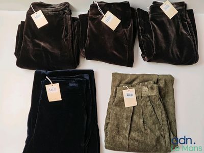 quatre paires de pantalons en velours pour homme et une paire de pantalons en velours pour homme