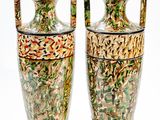 deux vases posés côte à côte sur une surface blanche