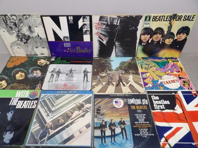 une série de pochettes d'albums des Beatles exposées sur une table