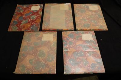quatre types de papier différents sont disposés sur une surface noire