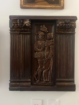 a statue of a man and a woman on a wall