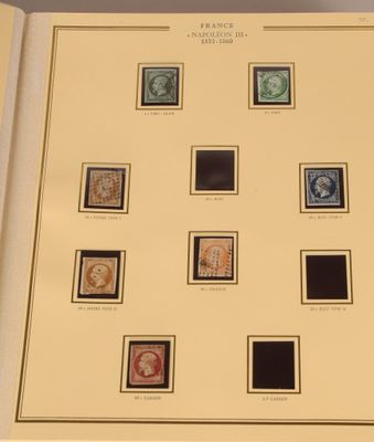 une photo d'une photo d'une collection de timbres exposée