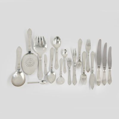 beaucoup d'argenterie sur une table blanche
