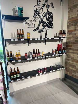 de nombreuses bouteilles de bière sur les rayons du magasin