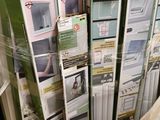un grand nombre de boîtes empilées les unes sur les autres