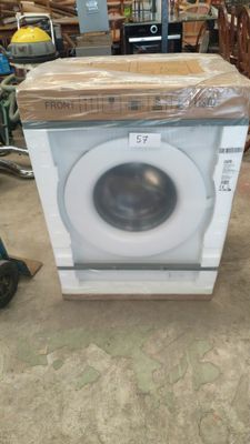 une machine à laver posée au milieu de la pièce