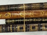 cinq livres empilés sur une table