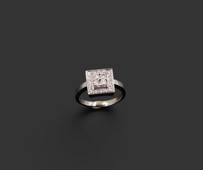 gros plan d'une bague en diamant sur une surface noire