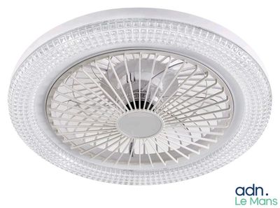 une image représentant un ventilateur de plafond blanc sur fond blanc