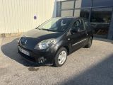 la petite voiture noire est garée devant un bâtiment