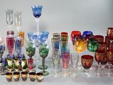 de nombreux verres et tasses de différentes couleurs posés sur une table