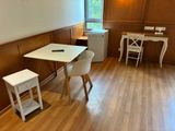 une table blanche et deux chaises dans une pièce