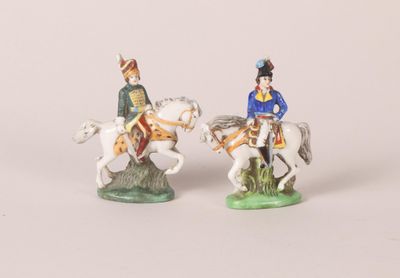 paire de figurines représentant deux hommes à cheval et un homme à cheval
