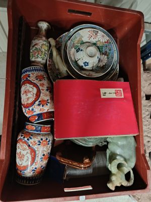 une boîte rouge contenant plein d'objets différents