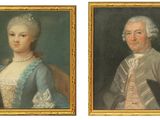 deux portraits d'un homme et d'une femme sont présentés dans un cadre en or