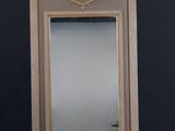 Une image représentant un miroir est représentée sur un fond noir.