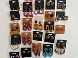 de nombreuses paires de boucles d'oreilles exposées sur le mur