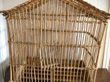 une cage à oiseaux posée sur une table en bois