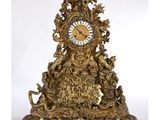 une horloge en or posée sur une table