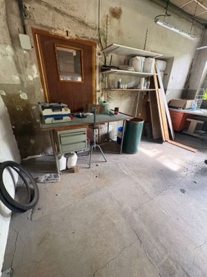une pièce où il y a beaucoup d'objets