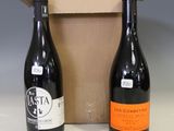deux bouteilles de vin dans une boîte en carton posée sur une table