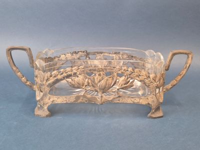 un récipient en verre orné d'un motif floral