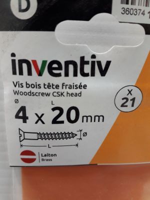 une photo d'un paquet de vis dans un emballage