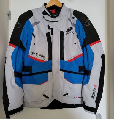 une veste suspendue à un cintre dans une pièce dont la porte est blanche