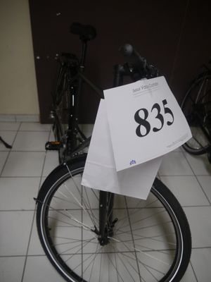 un vélo sur lequel est apposée une pancarte à l'avant