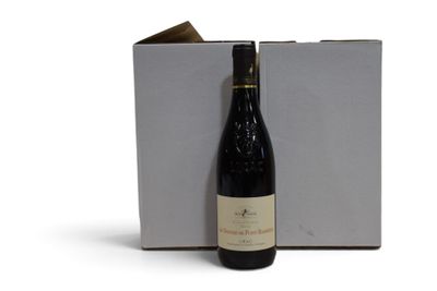 la bouteille de vin est à côté de la boîte sur la table