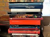 plusieurs livres empilés sur une table
