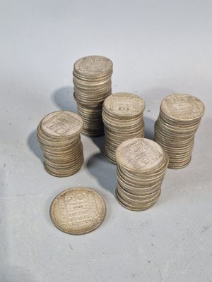 un tas de pièces posé sur une table à côté d'une pièce