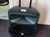 une enceinte posée par terre à côté d'une porte