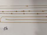 une collection de chaînes et de bracelets en or