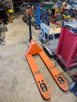 un chariot élévateur et une palette dans un garage