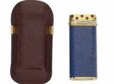 étui en cuir contenant un briquet et un autre briquet à l'intérieur