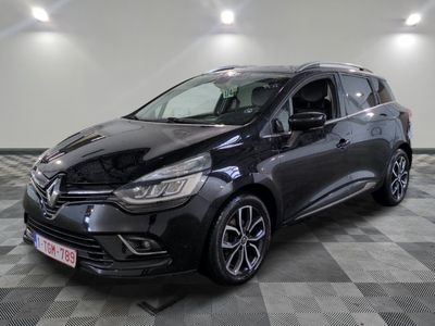 une voiture noire garée dans un garage au sol en damier