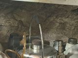 de nombreux pots de peinture sur une étagère à côté d'un poêle